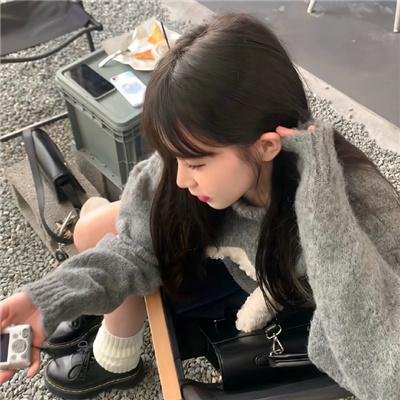 穿黄睡衣的女孩